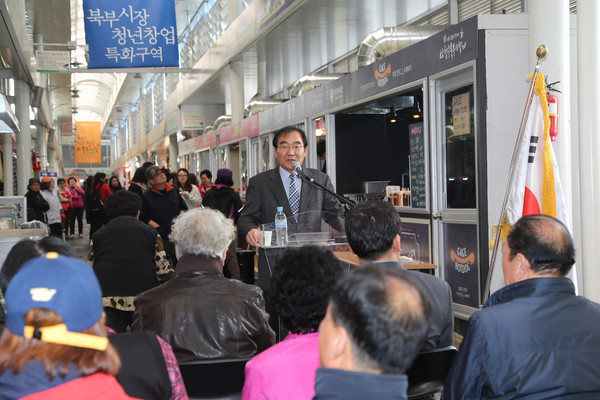 ▲ 이승훈 청주시장이 지난 19일 북부시장에서 열린 청년창업 특화구역 오픈행사에서 인사말을 하고 있다.ⓒ청주시