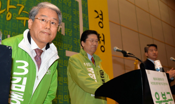 ▲ 국민의당 김동철 의원(사진 왼쪽)이 19일 치러진 광주 광산갑 숙의배심원단 경선에서 압승을 확정짓자, 답례 인사를 하고 있다. ⓒ뉴시스 사진DB