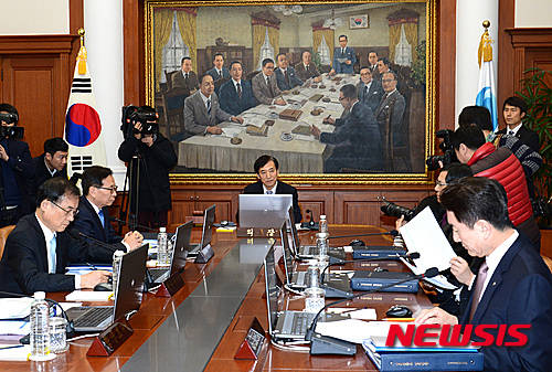 ▲ 이주열 한국은행 총재가 2월 16일 오전 서울 중구 한국은행에서 열린 2016년 2월 통화정책방향 관련 금융통화위원회에 참석해 회의를 주재하고 있다. 2016.02.16. ⓒ 사진 뉴시스