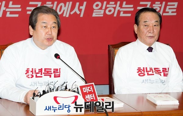 ▲ 새누리당 김무성 대표와 서청원 최고위원이 21일 최고위원회의에 참석한 모습.ⓒ뉴데일리 이종현 기자