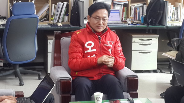 ▲ 새누리당 오성균 예비후보가 21일 충북도청에서 청주 청원구에 공천된 소감을 밝히고 있다.ⓒ김종혁 기자