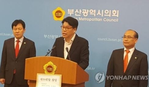 ▲ 새누리당 공천에서 배제된 장제원 前 의원이 지난 17일 부산시의원 2명과 함께 탈당과 무소속 출마를 선언했다.ⓒ연합뉴스