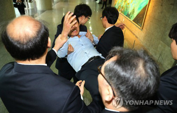 ▲ 국민의당 최고위원회의가 열린 21일 의원회관에서 전남 무안·영암·신안의 김재원 예비후보 지지자가 격렬한 항의 끝에 끌려나가고 있다. ⓒ연합뉴스 사진DB