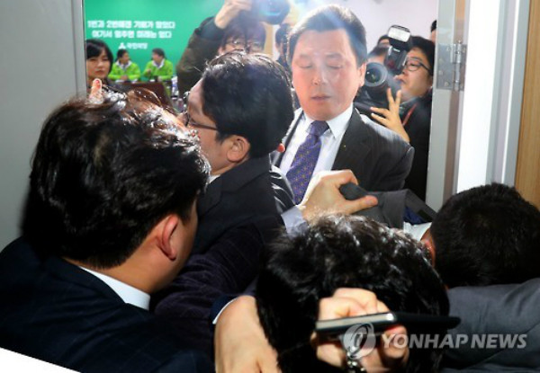 ▲ 21일 의원회관에서 열린 국민의당 최고위원회의장에 경선과 공천 결과에 항의하는 예비후보와 지지자들이 난입하려 하는 가운데, 양윤녕 사무부총장 등 당직자들이 몸싸움을 벌이며 이를 저지하고 있다. ⓒ연합뉴스 사진DB