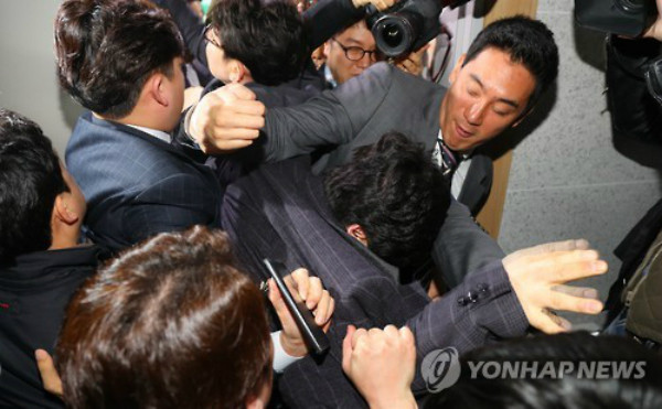 ▲ 21일 의원회관에서 열린 국민의당 최고위원회의장에 경선과 공천 결과에 항의하는 예비후보와 지지자들이 난입하려 하는 가운데, 국민의당 당직자들이 몸싸움을 벌이며 이를 저지하고 있다. ⓒ연합뉴스 사진DB