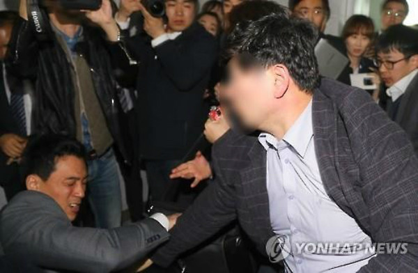 ▲ 21일 의원회관에서 열린 국민의당 최고위원회의장 앞에서 경선과 공천 결과에 항의하는 예비후보 지지자들과 당직자들이 몸싸움을 벌이고 있는 가운데, 한 당직자가 예비후보 지지자의 주먹을 맞고 나동그라지고 있다. ⓒ연합뉴스 사진DB