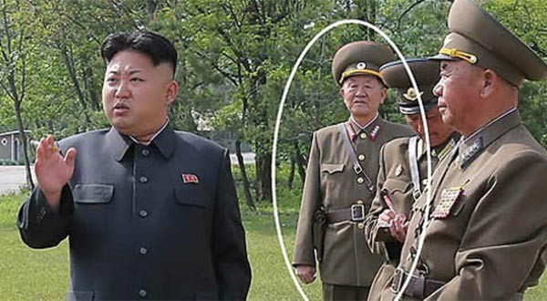 ▲ 북한 김정은이 인민군 보위사령부의 이름을 보위국으로 바꾼 것이 확인됐다. 원 안의 인물이 조경철 보위사령관(現보위국장)이다. 계급은 육군 대장이다. ⓒ2014년 5월 SBS 조경철 관련보도 화면캡쳐