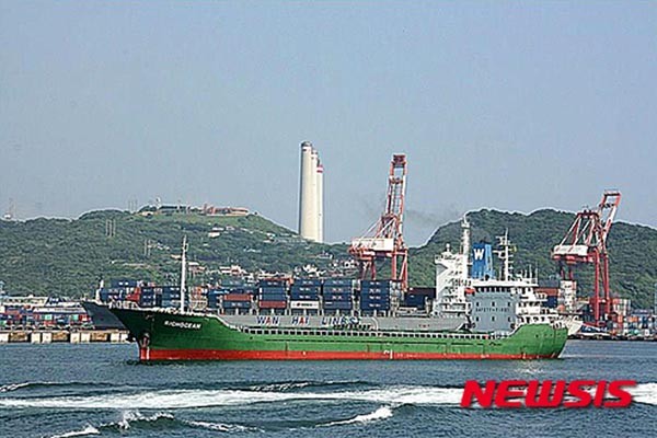 ▲ 지난 17일 '무해통항권'을 주장하며 한국 영해를 지나간 몽골 선적 '오리온스타'호. 실제 소유는 북한인 편의치적선이다. ⓒ뉴시스. 무단전재 및 재배포 금지.