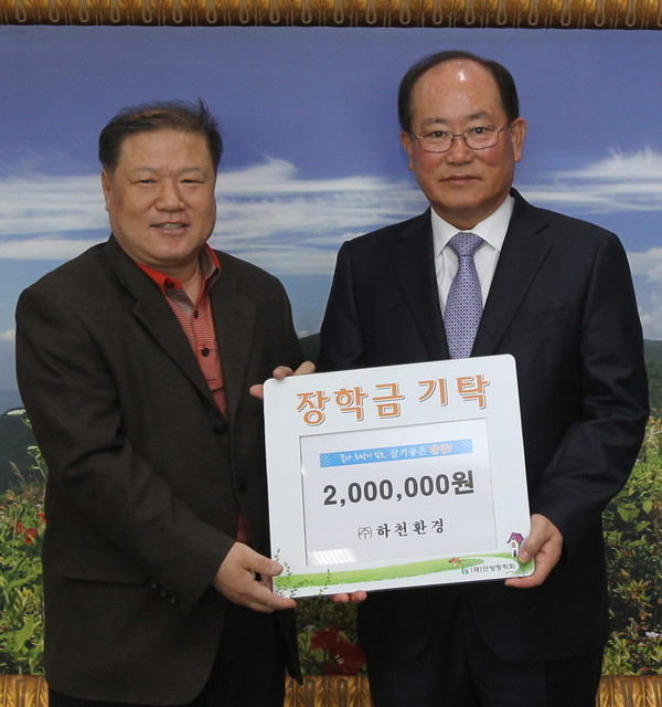 ▲ 이양원 하천환경 대표(왼쪽)가 류한우 단양군수에게 장학금을 전달하고 있다ⓒ단양군