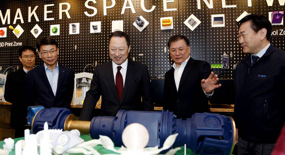 ▲ 박용만 두산그룹 회장(오른쪽에서 세번째)이 21일 경남창조경제혁신센터를 방문해 입주기업 중 하나인 KATEM(산업기계 구동축 생산업체)이 3D프린터로 제작한 시제품에 대한 설명을 듣고 있다.ⓒ두산그룹