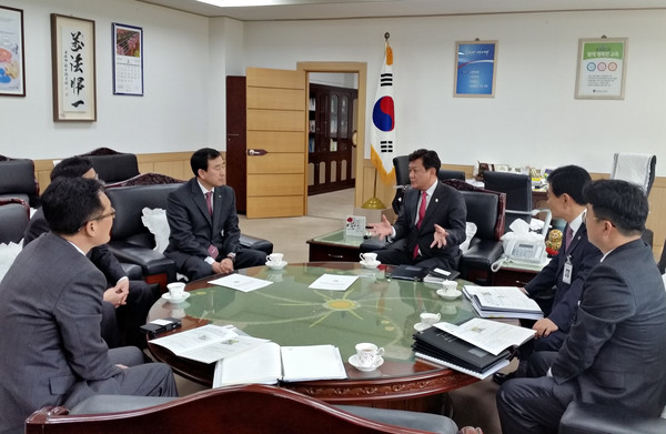 ▲ 조길형 충주시장과 김병우 충북도 교육감이 이야기를 나누고 있다ⓒ충주시