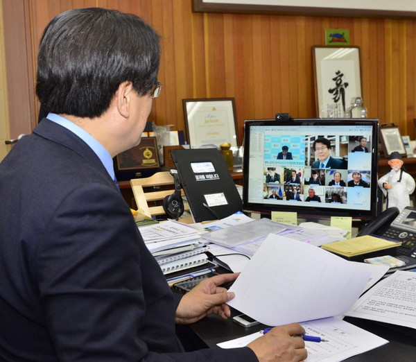 ▲ 이근규 제천시장이 동서고속도로 추진협의회 시장군수들과 영상회의를 갖고 있다ⓒ제천시