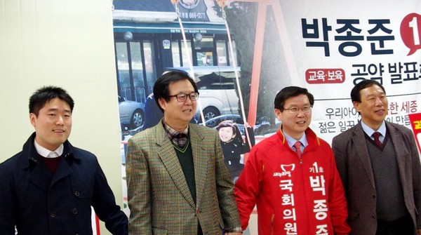 ▲ 박종준 후보가 선거사무실에서 지지자들과 함께 인사하고 있다.ⓒ박종준 후보 선거사무실