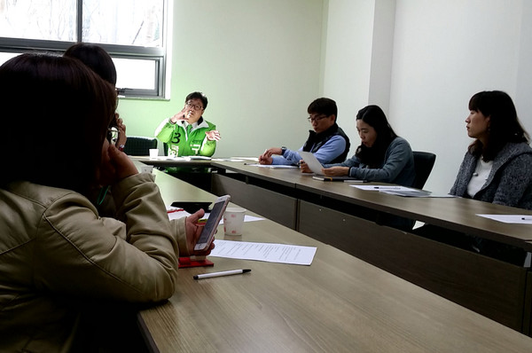 ▲ 구성모 후보는 22일 범지기마을 10단지 입주자대표회의에 참석, 학부모들로부터 이야기를 듣고있다.ⓒ구성모후보선거사무소