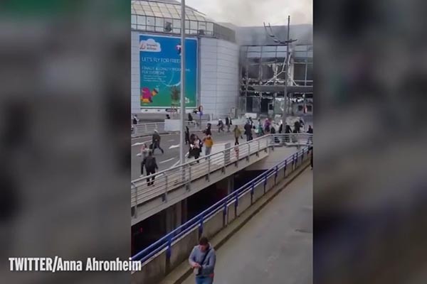 ▲ 英'미러'가 독자 제보로 전한, 벨기에 브뤼셀 자벤템 공항 출국장 바깥의 모습. ⓒ英 미러 보도화면 캡쳐