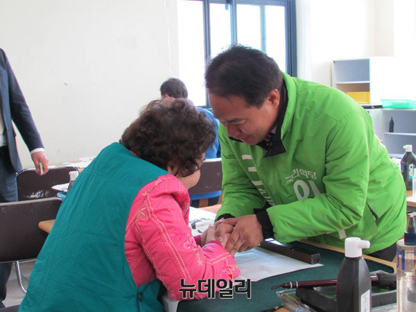 ▲ 전남 여수갑에 출사표를 던진 국민의당 이용주 후보가 22일 전남 여수여성문화회관에서 붓글씨를 배우고 있는 시민과 손을 맞잡고 있다. ⓒ여수(전남)=뉴데일리 정도원 기자