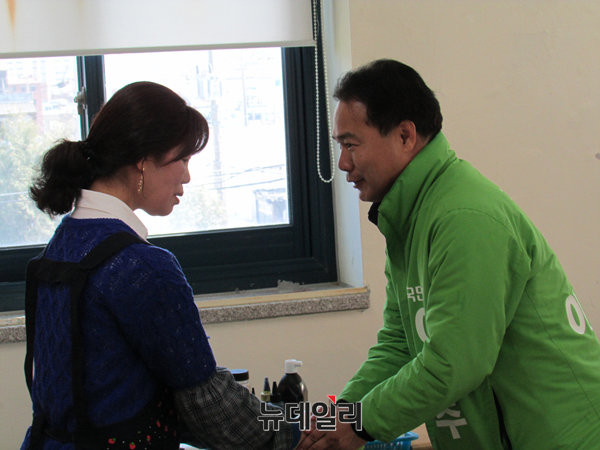 ▲ 전남 여수갑에 출사표를 던진 국민의당 이용주 후보가 22일 전남 여수여성문화회관에서 붓글씨를 배우고 있는 시민과 손을 맞잡고 있다. ⓒ여수(전남)=뉴데일리 정도원 기자