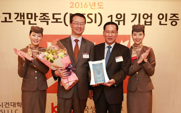 ▲ 김수천 아시아나항공 사장(왼쪽에서 두번째)과 한국생산성본부 홍순직 회장(왼쪽에서 세번째)이 고객만족도 1위 인증패를 들고 기념촬영을 하고 있다.ⓒ아시아나항공