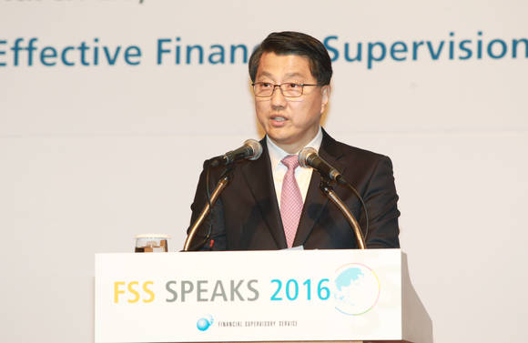 ▲ 진웅섭 금감원장이 22일 서울 중구 소공동 롯데호텔에서 열린 'FSS SPEAKS 2016'에 참석해 기조연설을 하고 있다. ⓒ 금융감독원