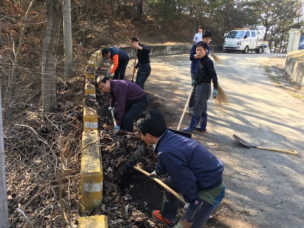 ▲ K-water 예천수도관리단은 세계 물의 날을 맞아 낙동강 일원에 하천정화활동을 벌이고 있다.ⓒ예천군 제공