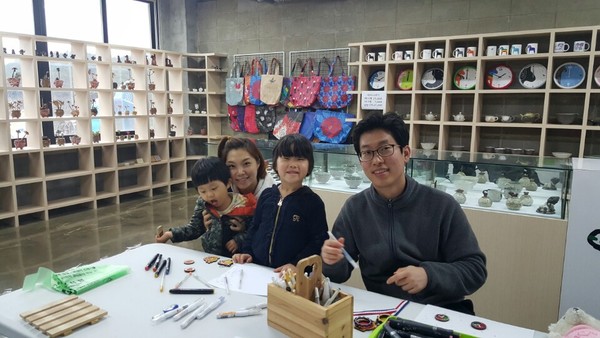 ▲ 영천에 청정자연으로 문화예술을 누리는 영천 오감체험장이 개장됐다. 사진은 체험장 내 공예체험 모습.ⓒ영천시 제공