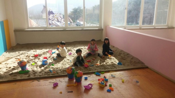 ▲ 사진은 체험장 내 모래놀이 체험장에서 어린이들이 재미있게 노는 모습.ⓒ영천시 제공