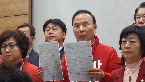 ▲ 새누리당 박덕흠 후보(보은·옥천·영동·괴산)가 23일 충북도청에서 기자회견을 열고 최근 영동지역에 자신을 음해하는 괴문서(손에 든 문서)가 뿌려졌다며 사법당국의 철저한 수사를 요구했다.ⓒ김종혁 기자