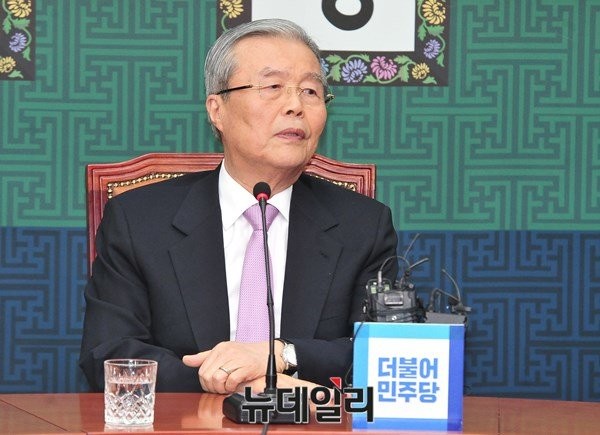 ▲ 더불어민주당 김종인 비상대책위 대표가 23일 오후 국회에서 자신의 거취와 과련 기자회견을 하고 있다.ⓒ뉴데일리 이종현 기자