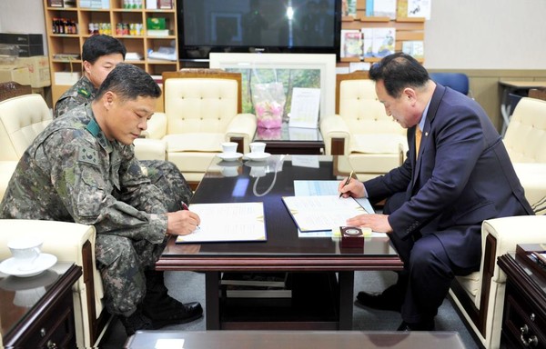 ▲ 군위군은 지난 22일 군위군청 제1회의실에서 제 3260부대 5대대장과 정보공유 업무협약을 체결했다. ⓒ군위군 제공