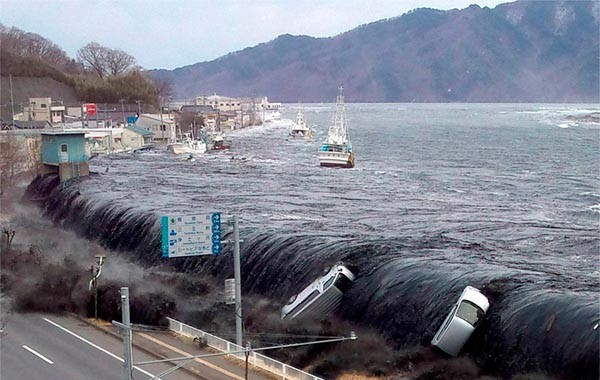 ▲ 2011년 3월 11일 오후 2시 50분경 日도호쿠 지방 앞바다에서 진도 9.0의 대지진이 발생했다. 사진은 이로 인해 일어난 해일이 마을을 덮치는 모습. ⓒ美지질물리학연맹(AGU) 홈페이지 캡쳐