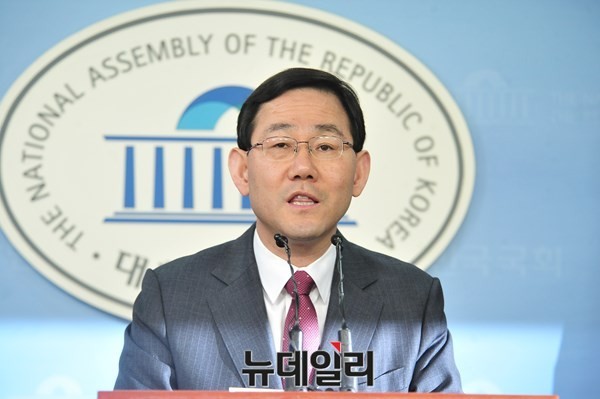 ▲ 새누리당 주호영 의원이 법원에 제출한 효력정지가처분 신청이 일부 인용돼 수성을 후보 선정과 관련해 많은 마찰이 제기되고 있다. 사진은 지난 18일 주호영 의원이 국회에서 기자회견을 갖는 모습이다.ⓒ뉴데일리