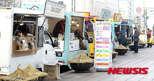 ▲ 지난해 12월 크리스마스를 앞두고 서울광장에서 열린 크리스마스 마켓 행사에 참가한 푸드트럭들의 모습. ⓒ 뉴시스