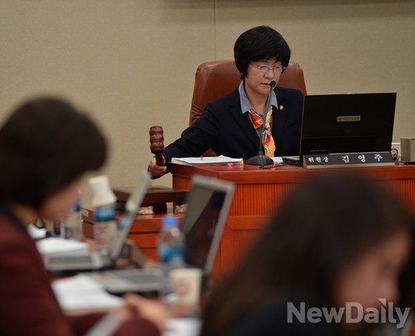 ▲ 더불어민주당 김영주 의원은 재선이지만 환노위원장을 맡고 있다. 국회 상임위원장직은 대개 3선이 맡는 것이 관례이다. ⓒ뉴데일리 정상윤 기자
