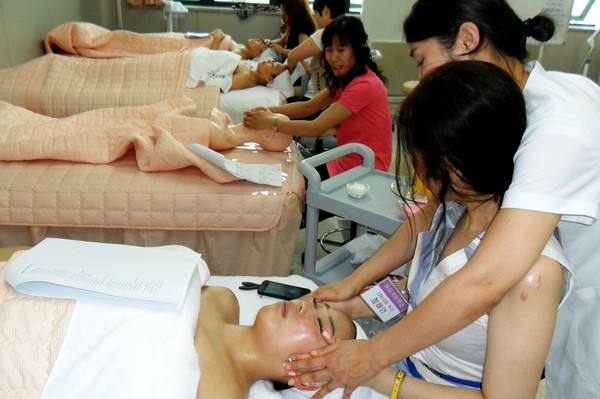 ▲ 영진사이버대학 뷰티케어학과 재학생들이 오프라인 수업인 피부관리 실습에 참가한 모습.ⓒ영진사이버대 제공