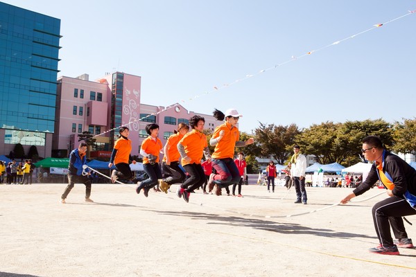 ▲ 영진사이버대학 재학생들이 지난해 10월 대학 운동장에서 체육대회에 참가해 화합을 다지는 모습.ⓒ영진사이버대 제공