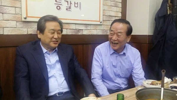 ▲ 새누리당 김무성 대표와 새누리당 서청원 최고위원. 둘은 23일 밤 당 내 최고위원회의에서 고성을 주고 받았지만, 직후 감자탕집서 화해의 술잔을 주고 받았다. ⓒ새누리당 박종희 사무부총장 페이스북 화면 캡처
