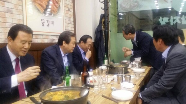 ▲ 새누리당 지도부가 한 데 모여 화해 하는 모습을 연출하자 박종희 사무부총장은 "새누리당의 정치 잠재력을 볼 수 있는 자리"라는 의견을 내놨다. ⓒ새누리당 박종희 사무부총장 페이스북 화면 캡처