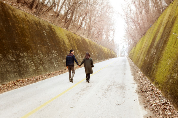 ▲ 단양군 적성면 왜곡리 이끼터널을 걷고 있는 연인들.ⓒ단양군