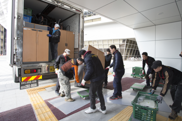 ▲ 24일 오전 정부세종청사 7동에 소청심사위원회 이삿짐이 도착해나르고있다.ⓒ세종시