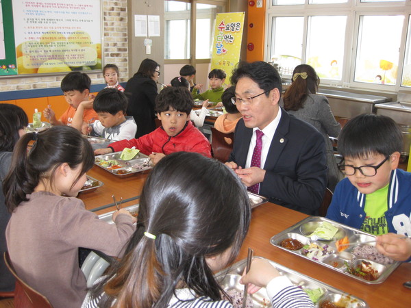 ▲ 김대수 단양교육장이 학생들과 점심을 같이 하며 이야기를 나누고 있다ⓒ단양교육지원청