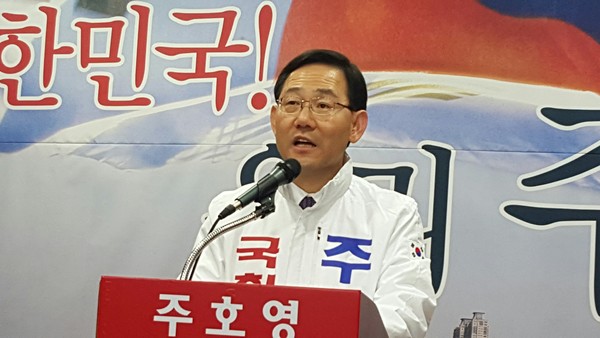 ▲ 대구 수성을 주호영 의원이 24일 자신의 대구 선거사무소에서 기자회견을 갖고 무소속 출마 기자회견을 갖고 있다.ⓒ뉴데일리