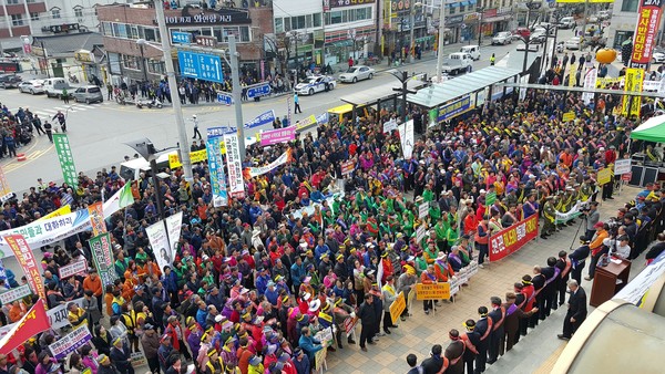 ▲ 영동군민들이 24일 영동역 광장에서 5000여명이 참석한 가운데 영동대 교명변경에 반대하는 대규모 집회를 개최하고 있다. ⓒ영동군