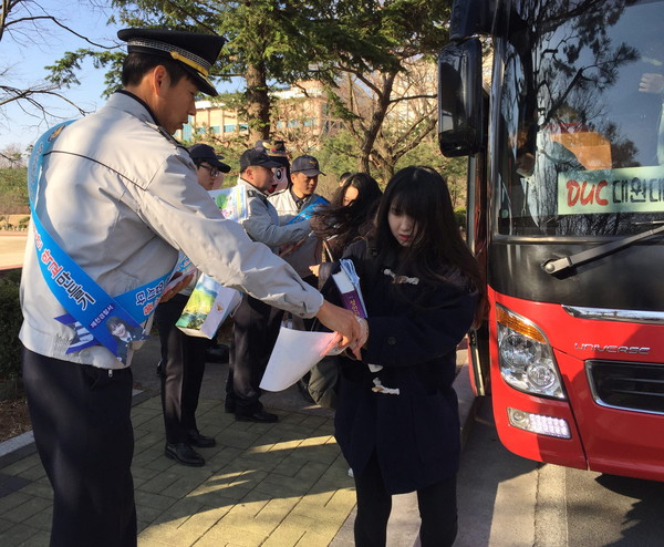 ▲ 제천경찰서 직원들이 등교하는 학생들에게 성폭력 근절 홍보물을 나눠주고 있다ⓒ제천경찰서