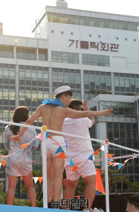 ▲ 작년에 개최된 '퀴어문화축제'에서 참가자들이 퍼레이드를 하고있다. ⓒ정재훈 기자