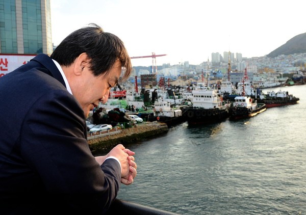 ▲ 5개 지역구 후보자에 대한 공천장에 도장을 찍지 않겠다고 선언한 김무성 새누리당 대표가 24일 오후 부산 영도구 자신의 선거사무실 앞 영도대교에서 생각에 잠겨 있다.ⓒ뉴시스