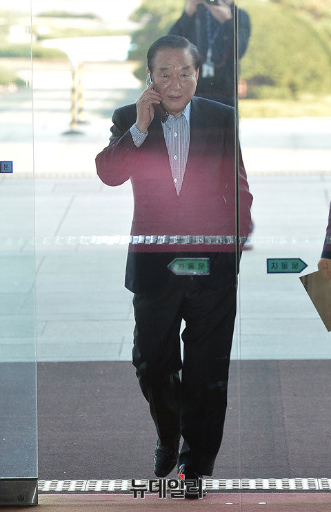 ▲ 새누리당 서청원 최고위원이 24일 오후 서울 여의도 국회 원내대표실에서 열린 김무성 대표의 5곳 공천 거부와 관련해 개최한 긴급 최고위원회의를 위해 입장하고 있다.ⓒ뉴데일리 정상윤 기자