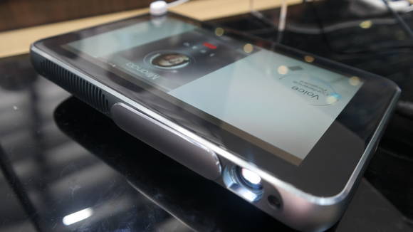 ▲ 아몰레드가 탑재된 중국 ZTE의 휴대용 프로젝터 겸 태블릿PC 'S프로 플러스'. ⓒ최종희 기자.