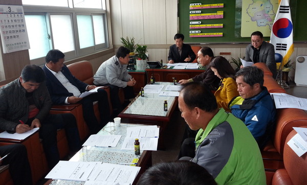 ▲ 성주군 기관단체장 모임인 금요회가 지난 24일 벽진면에서 열린 가운데 참석자들이 성주군 현안 등에 대한 논의를 갖고 있다.ⓒ성주군 제공