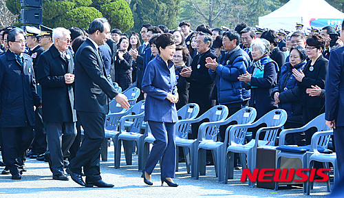 ▲ 박근혜 대통령이 천안함 피격사건 6주기를 맞아 25일 오전 대전시 유성구 국립대전현충원에서 열린 제1회 서해수호의 날 기념식에 참석, 행사장에 입장하고 있다. ⓒ뉴시스