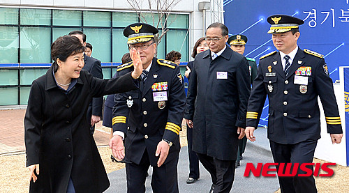 ▲ 박근혜 대통령이 25일 오후 경기도 의정부시 경기북부지방경찰청 개청식을 마친 후 참석자들에게 인사를 하며 식장을 나서고 있다. ⓒ뉴시스